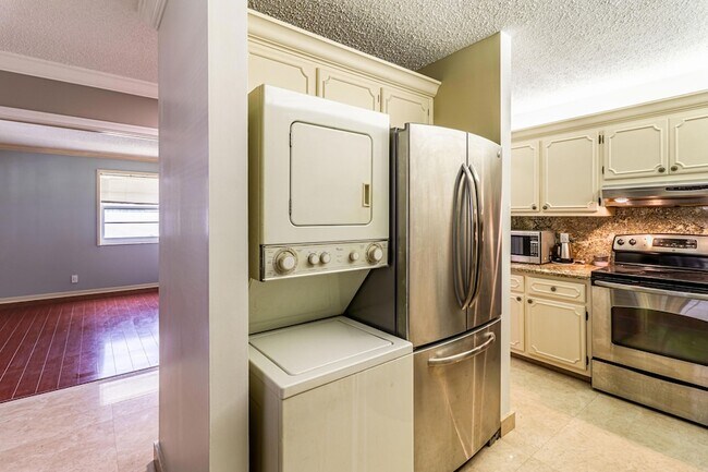 Building Photo - 2460 Juniper Dr