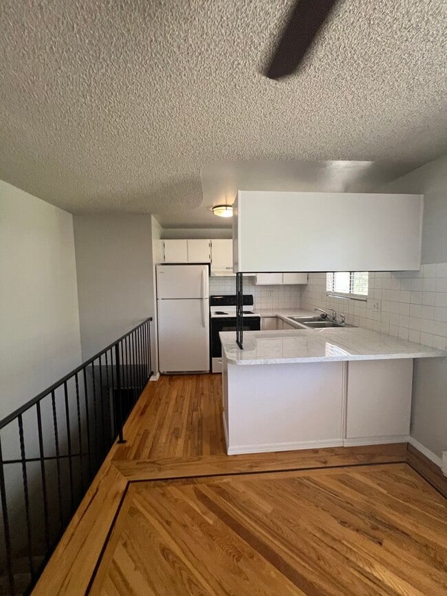 Building Photo - 2122-2124 W Regina Ave