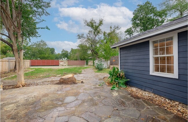 Building Photo - Beautiful 3 bedroom, 2 bathroom House