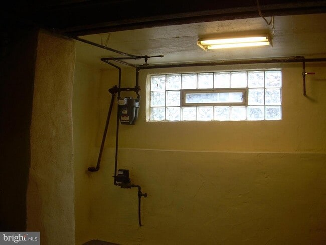 Building Photo - 996 Anchor St