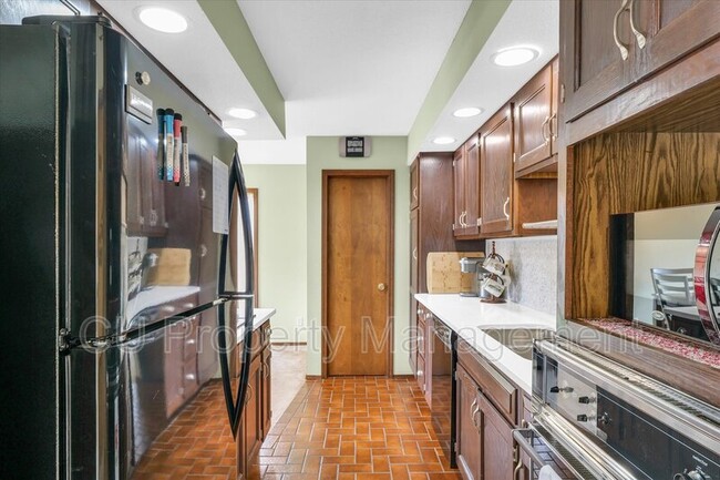 Building Photo - 1 Lyndhurst Village Ct