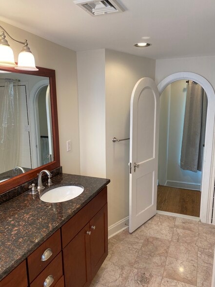 2nd floor full bathroom - 1404 Greywall Ln