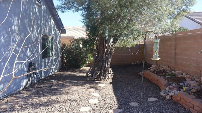 Building Photo - Furnished 3 Bedroom home