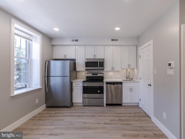 Building Photo - 672 N 19th St