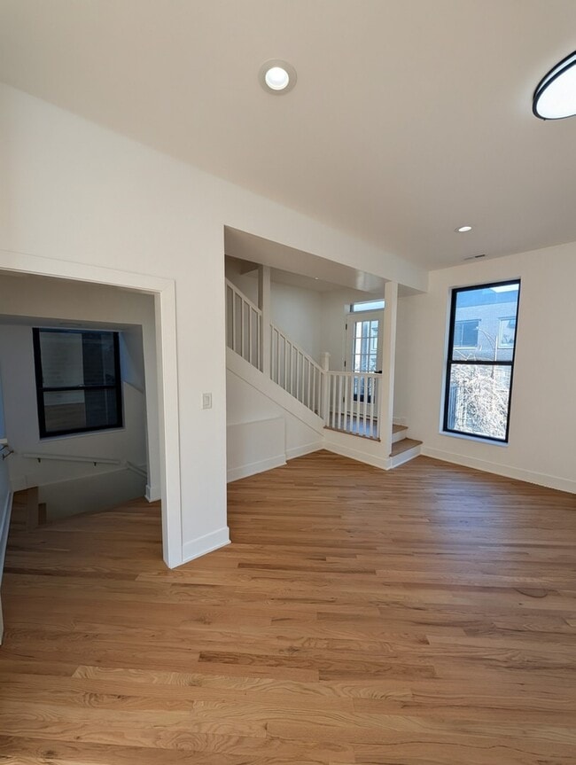 Building Photo - 916 N Noble St