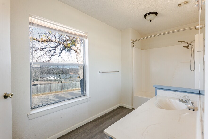 Building Photo - 504 Hilltop Dr