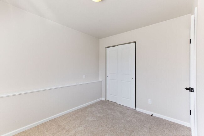 Building Photo - 4 Bedroom 2 Bathroom Large Yard in South West Fort Collins