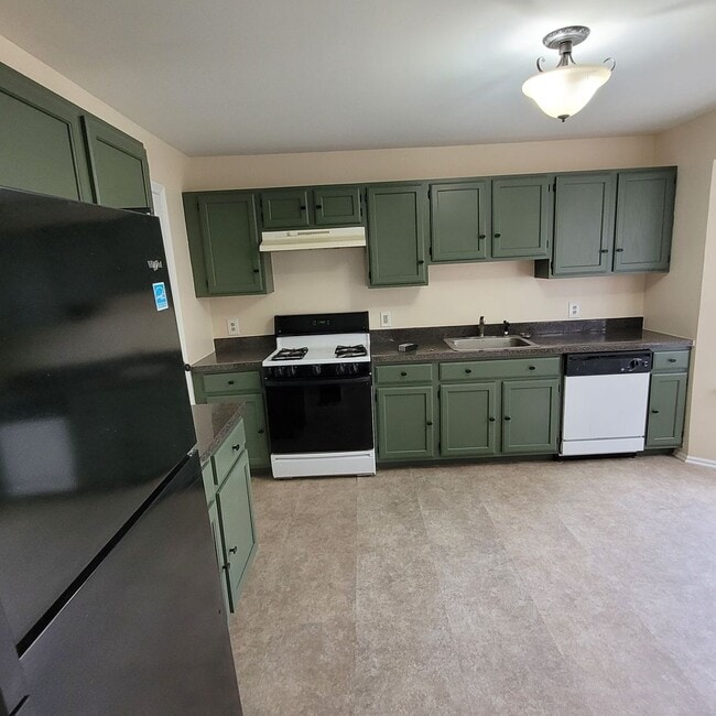 Building Photo - Spacious, freshly painted with lots of ame...