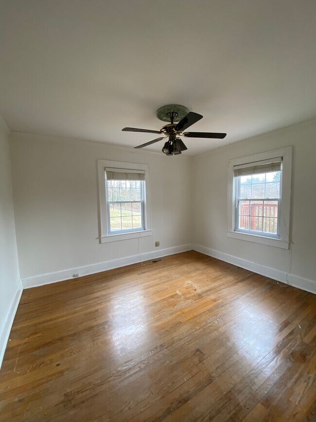 Building Photo - Spacious 3BR Home Minutes from Downtown Johnson City | W/D Included | Garden Beds