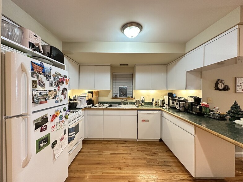 Building Photo - 3340 N Southport Ave