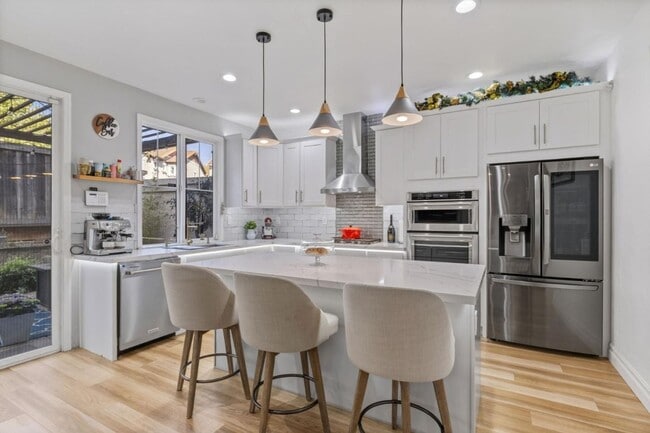 Building Photo - Spacious Detached Home in the Basking Ridge Community