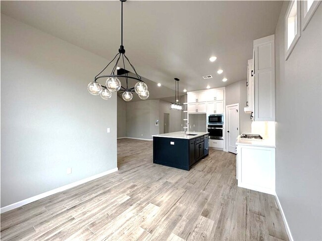 Building Photo - 3 Bed 2 Bath 2 Car in Twin Silos Addition Edmond, OK