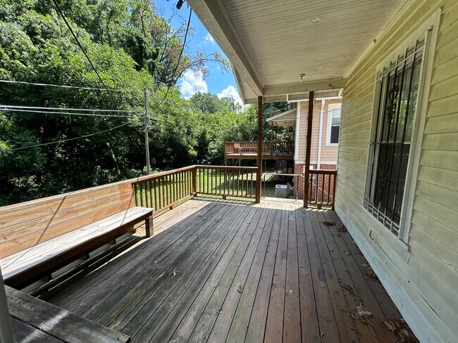 Building Photo - 1308 W Chapel Hill St