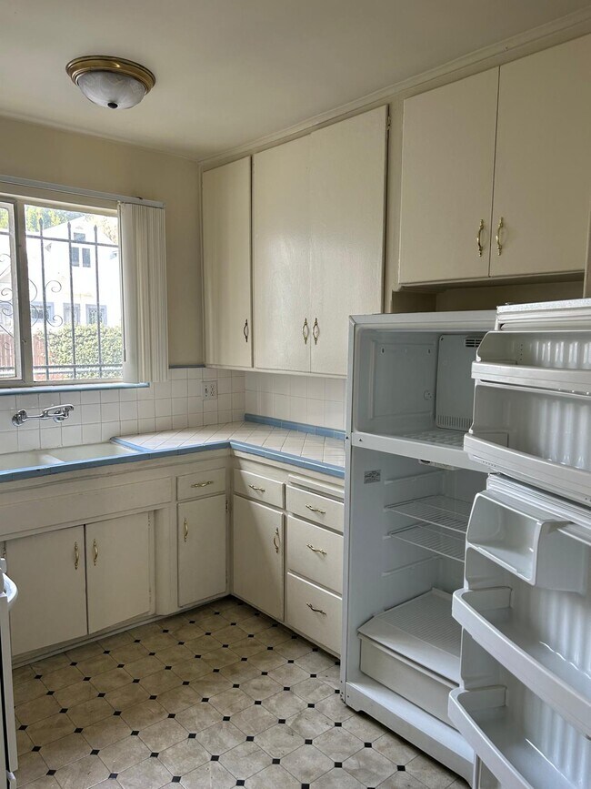 Building Photo - 6705 De Longpre Ave