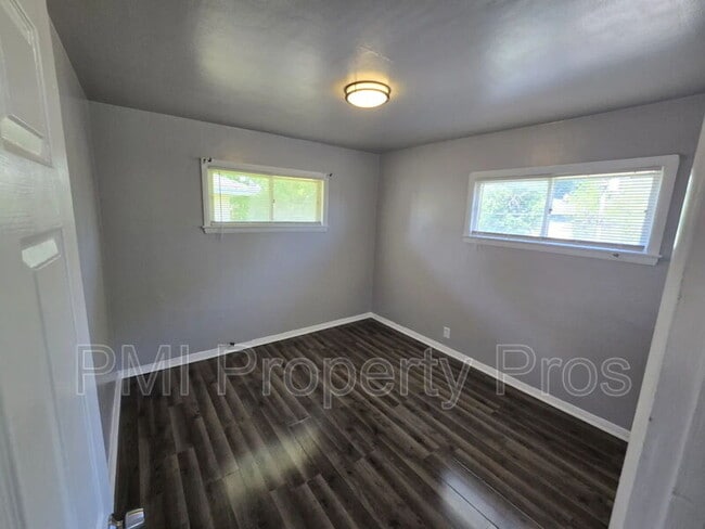 Building Photo - 5658 N 61st St