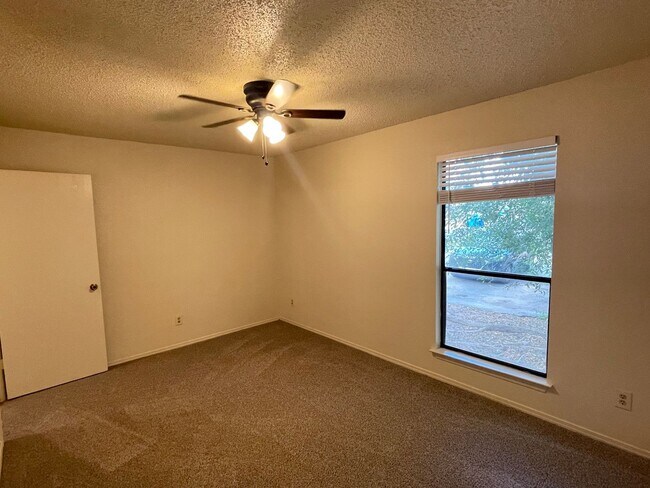 Building Photo - Cosy 2-1 1/2 with a great yard!