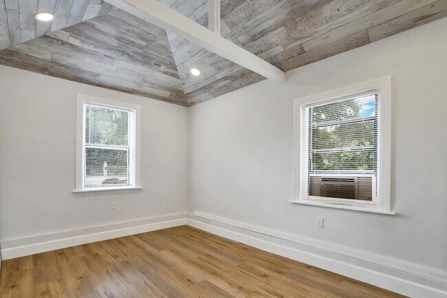 Building Photo - 413 36th St