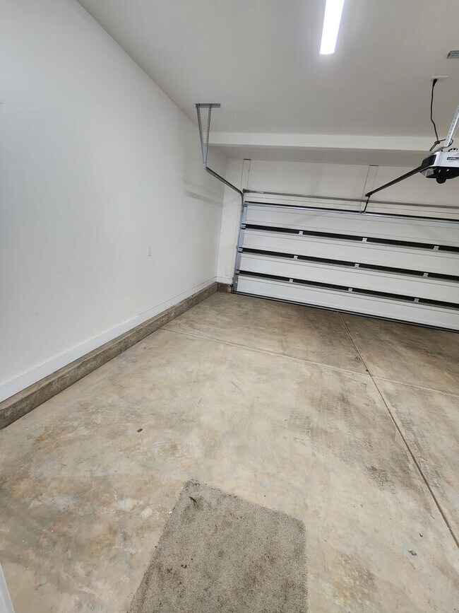 Building Photo - Beautiful Modern Townhome with Spacious La...