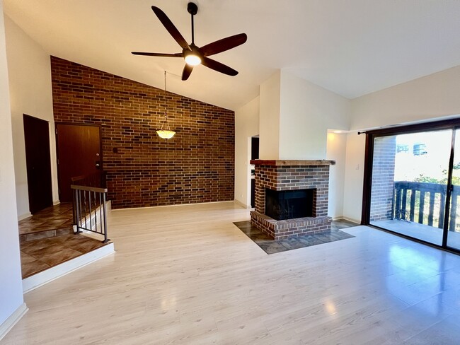 Building Photo - 5985 Lakeside Pl