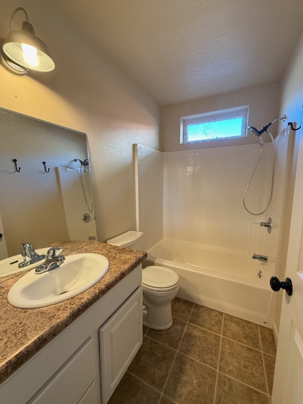 Building Photo - 578 Lind Ave