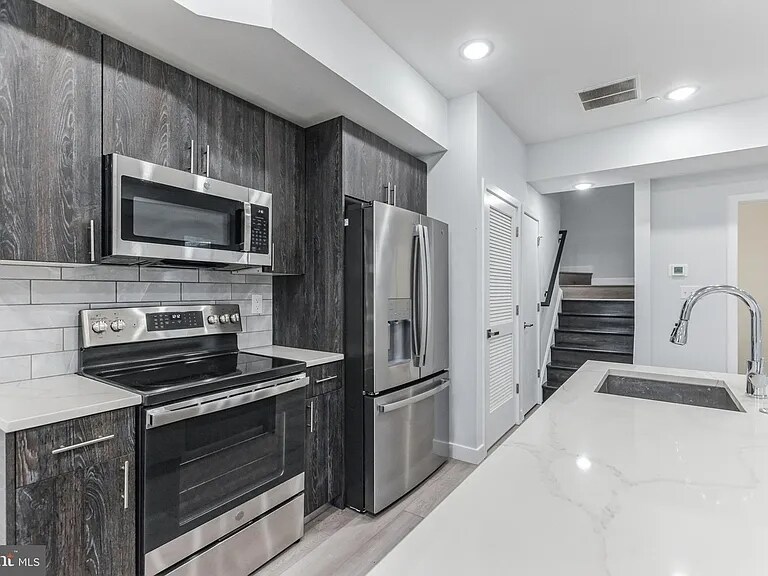 Primary Photo - 2301 N 6th St