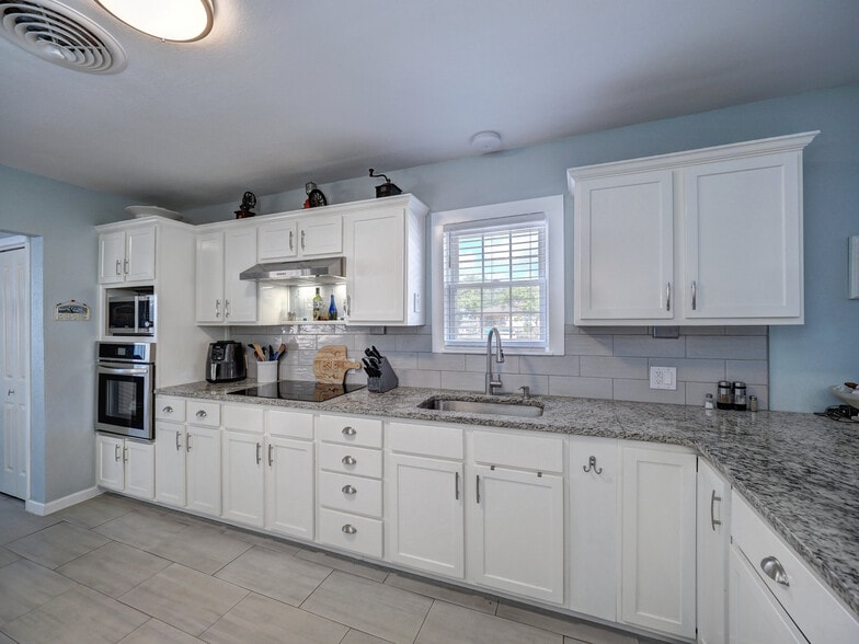 Building Photo - 341 W Greenwood Ave