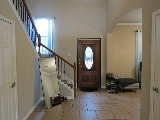 Building Photo - 402 Las Colinas Dr