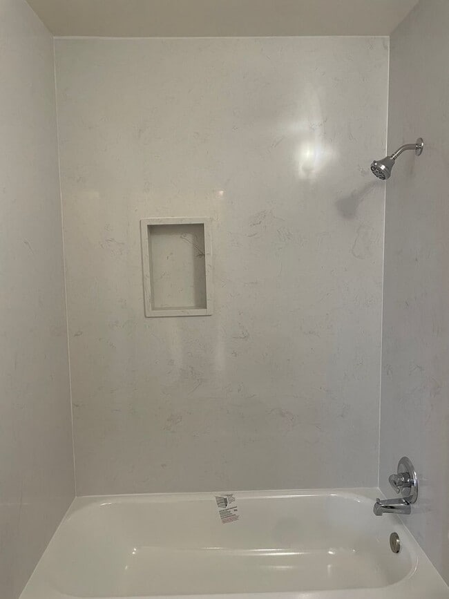 Building Photo - 3 Bedroom, 1.5 Bath Home in Parkway Neighborhood