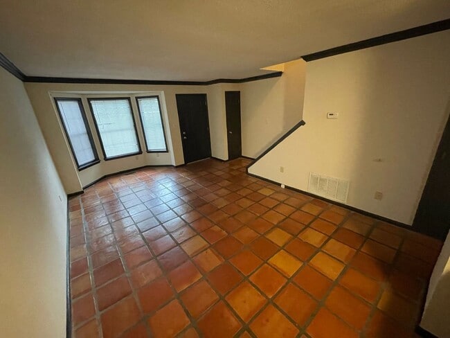 Building Photo - AVAILABLE FOR IMMEDIATE MOVE IN!