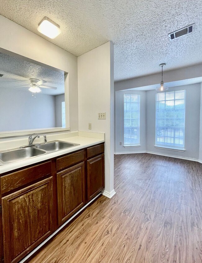 Building Photo - 2 Bedroom/1 Bath Apartment - Fresh Paint &...