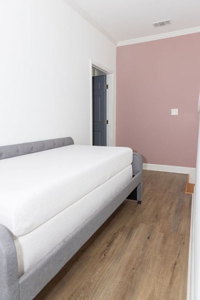 Building Photo - Spacious 4/3.5 w/ Master on Main and Fully...