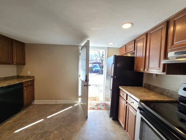 Building Photo - Charming 3 Bedrooms, 2 Full Bathroom Home!...