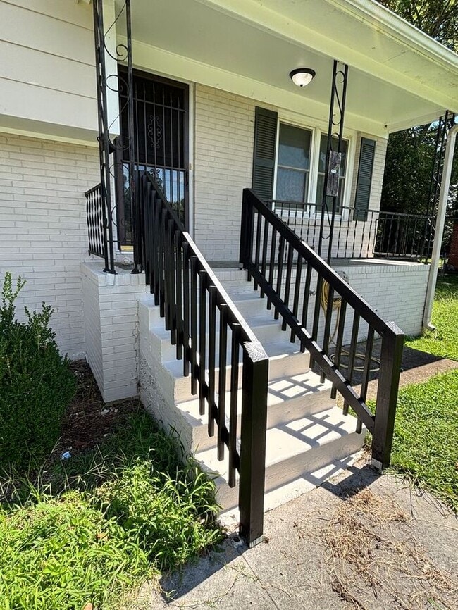 Building Photo - Pet friendly with fenced yard!