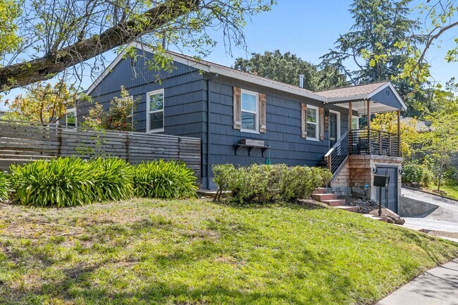 Building Photo - Fully Furnished 3-Bedroom, 1-Bath Modern Bungalow