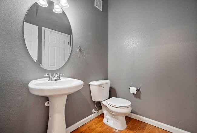 Building Photo - Cute 2bd, 2.5ba Townhome Across from Cottonwood Park....shorter lease term available