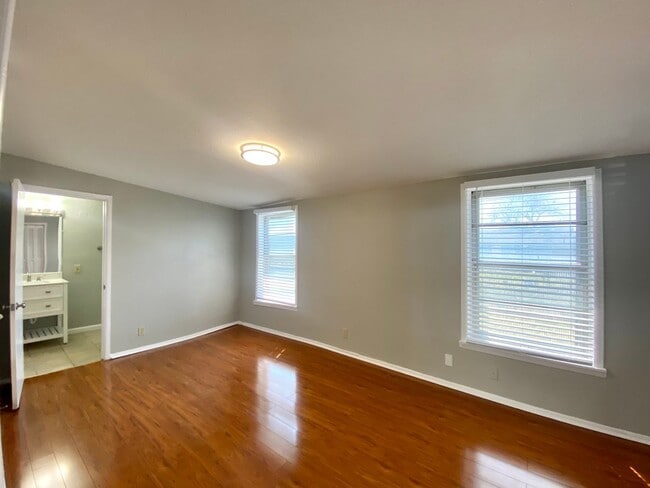 Building Photo - 3 Bedroom 3 bathroom Remodeled home ready to be loved