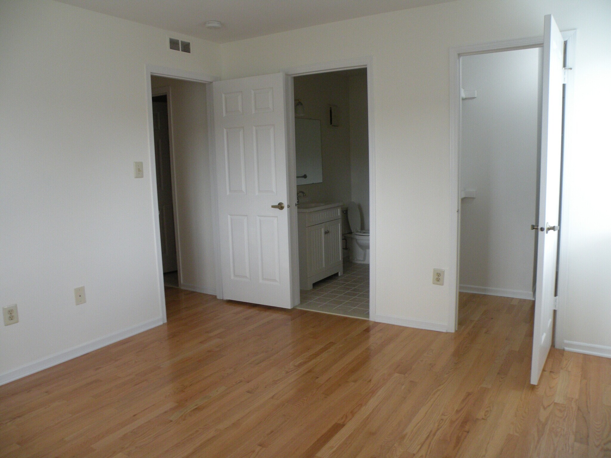 Building Photo - 216 Hickory Ct