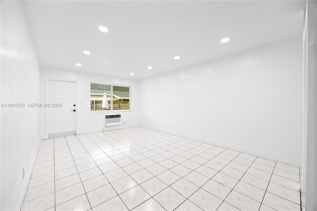 Building Photo - 411 SE 3rd Ave