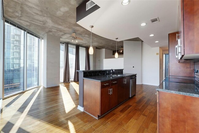 Building Photo - 360 Nueces St