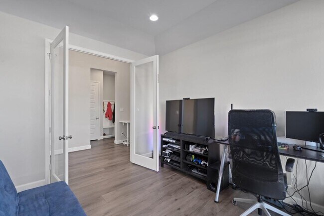 Building Photo - 547 Jefferson Dr