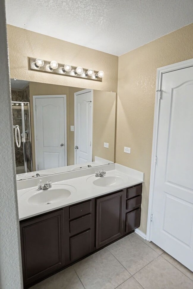 Building Photo - Spacious Live Oak Home Backing to a Greenbelt - Realtor Commission: $500