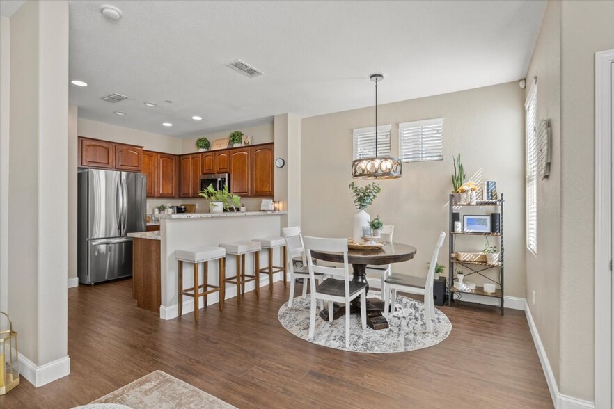 Dining & Breakfast Bar - 807 Esplanade Cir