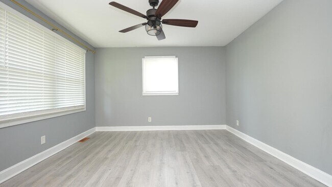Building Photo - 2614 Golf Course Ln
