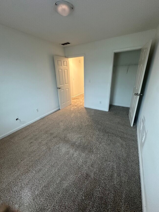 Building Photo - 105 Crestfield Cir