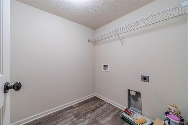 Building Photo - 583 Embassy Walk