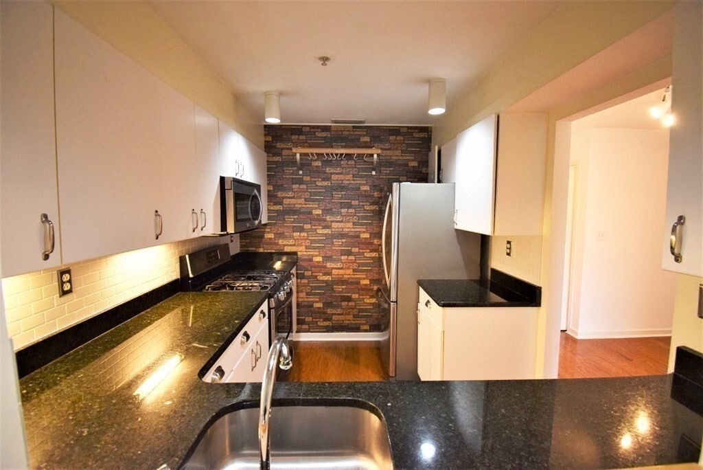 Building Photo - 6 Canal Park