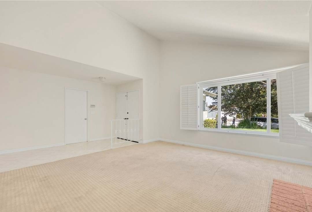 Building Photo - 5641 Lynnbrook Plz