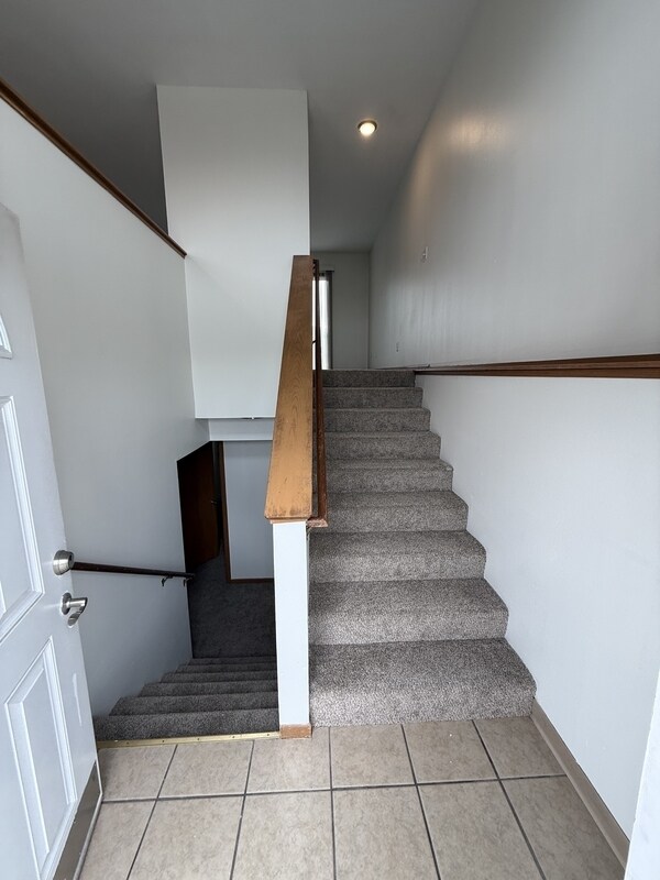 Building Photo - 215 Jewel Dr