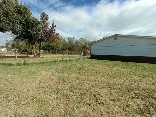 Building Photo - Epperly Heights School- FIRST FULL MONTH F...