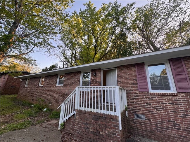 Primary Photo - Cozy 2BR Home Minutes from Downtown Greenv...